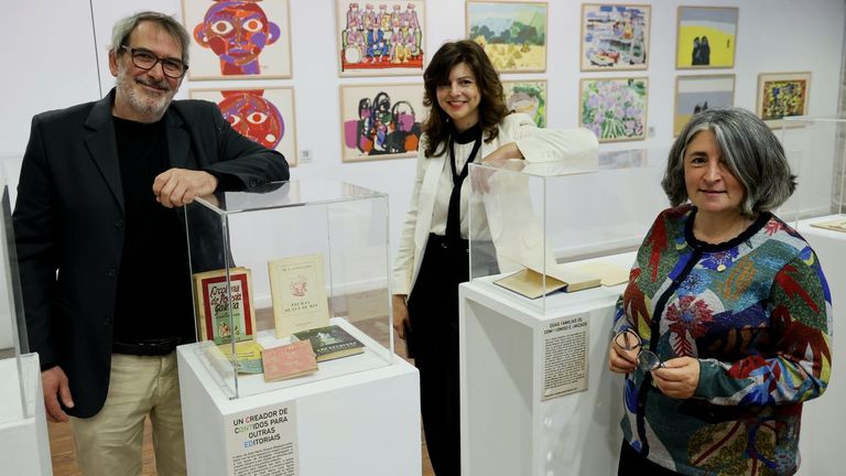 Dar&iacute;o A. Basso, Alba Pardo y Carme Varela, comisarios de la exposici&oacute;n  Serigraf&iacute;a Galega 1971. Tributo aos irm&aacute;ns &Aacute;lvarez Bl&aacute;zquez , una muestra con 19 autores y 44 serigraf&iacute;as en la EMAO en Vigo. 