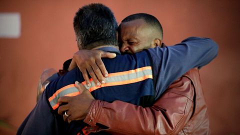 Dos familiares se abrazan tras el desastre causado por la rotura de una represa que conten�a residuos minerales de la compa��a Vale este viernes, en Brumadinho, municipio de Minas Gerais (Brasil)