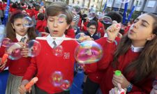 Los alumnos del colegio Bel�n hicieron ayer pompas de jab�n en apoyo a los afectados de fibrosis. 