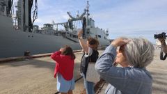 Familiares de miembros de la dotacin durante la despedida al barco. 