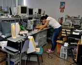 Estancia habilitada en la Oficina de Medio Ambiente para reparar el material.