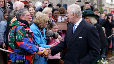 Carlos III y Camila saludando