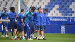 Jugadores del Oviedo en un entrenamiento en el Carlos Tartiere