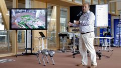 �scar Gonz�lez, junto a uno de los perros robot en los que trabaja el centro tecnol�gico ITG de A Coru�a