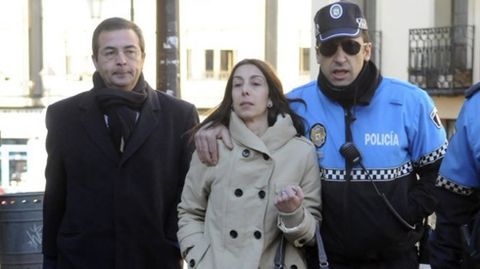Raquel Gago llega a la Audiencia arropada por un compa�ero