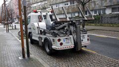 Gr�a municipal de Pontevedra, aparcada en la calle San Antoni�o