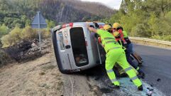 Las fotos del accidente de la N-120 en Quiroga que provoc� un peque�o incendio