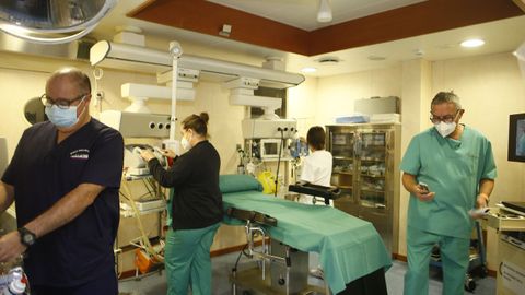 Un quir�fano a bordo. Los m�dicos Katia Gonz�lez y Jos� Luis Gonz�lez Vallecillo, la enfermera Lorena Calvi�o y el marinero sanitario Alfonso Castellano en el quir�fano del barco hospital Juan de la Cosa, donde realizan cirug�as menores a marineros y navegantes que sufren patolog�as o lesiones en alta mar.