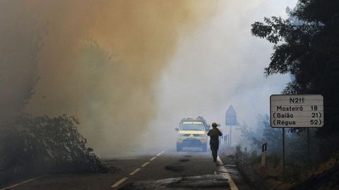 Un bombero trabaja en la extinci�n de un incendio en el pueblo de Freixo, en Marco de Canaveses, en el orte del pa�s