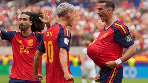Fabi�n y Olmo celebrando el primer gol de los cuartos entre Espa�a y B�lgica en Los �ngeles.