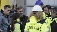 El consejero de Movilidad y Gestin de Emergencias, Alejandro Calvo( 2i) y el alcalde de Mieres, Manuel Angel Alvarez (2d) en las inmediaciones del edificio de Mieres derrumbado tras sufrir una explosin de gas