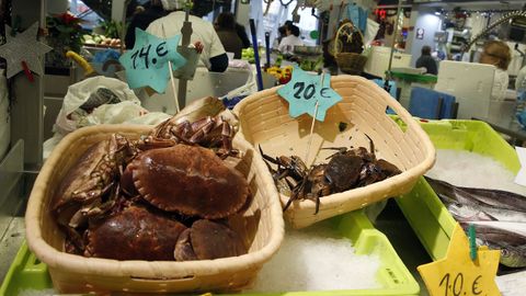 Venta de marisco y pescado en el mercado de Ribeira.