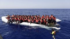 Barcaza de inmigrantes interceptada en el Mediterráneo