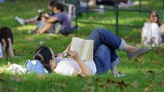 Gente leyendo en el parque de Castrelos, en Vigo