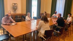 La alcaldesa de Gij�n, Ana Gonz�lez y representantes del comit� de empresa de Vauste