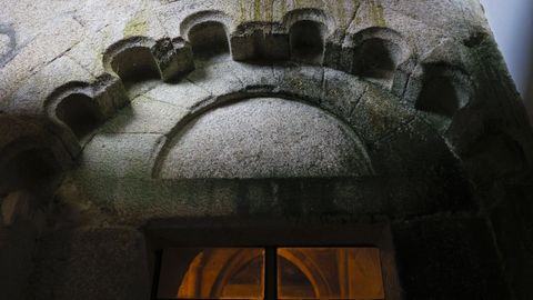 Uno de los t�mpanos con influencia isl�mica con los que cuenta el monasterio de Bergondo.