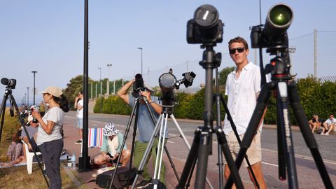 Personas mirando al sol desde la zona de la Torre a trav�s de los telescopios