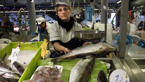 Venta de marisco y pescado en el mercado de Ribeira.