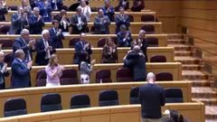 Los senadores valencianos, uno del PP y otro del PSOE, abrazndose en un pleno sobre la dana