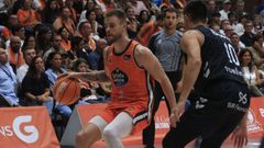 Dino Radoncic, con el bal�n durante el partido contra el Bilbao.