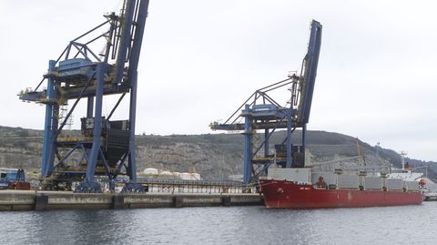 El barco carbonero atrac sobre las once de la maana de este jueves en el puerto exterior de Ferrol