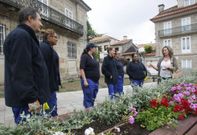 Seis de los trabajadores, ayer, en la avenida de Santa Mar�a con la concejala Carme Fouces. 