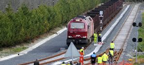 En foto de archivo, momento de la llegada del primer tren al puerto interior tras ser remozada la v�a. 