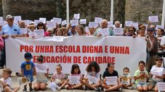 Concentración de vecinos de A Pontenova, ante la sede de la Xunta en Lugo