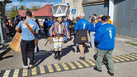 Ourense demuestra que es tierra de entroido.El fuli�n de Vilari�o de Conso en el desfile de Manzaneda.
