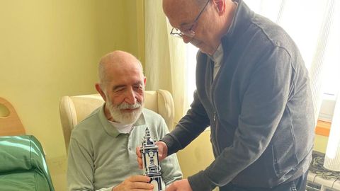 Xos� Francisco Delgado recibi� de manos de Antonio Rodr�guez Basanta la Porta do Dique que simboliza el reconocmiento a su labor de toda la Unidad Pastoral de la Zona Centro.