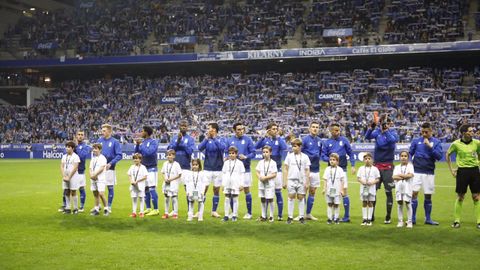 Los jugadores del Real Oviedo antes del derbi