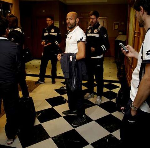 Los deportivistas aguardan el ascensor a su llegada al hotel de Soria.