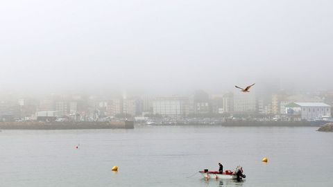 Día de niebla espesa, ayer en Ribeira.