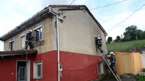 Labores de extincin de los bomberos en el incendio de una vivienda unifamiliar en El Coto, Siero, el mircoles 10 de mayo