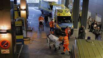 Entrada y salida de pacientes en la zona de Urgencias del Chuac corus