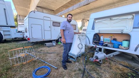 Una treintena de familias feriantes tuvieron que vivir semanas bajo el puente de la VG-20, entre ellos, Pedro Pereira.