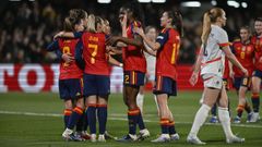 Las jugadoras de la selecci�n espa�ola celebrando uno de los goles ante Islandia