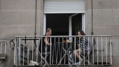 Lorena Campos y su hija Ana disfrutan de la hora del verm� en la terraza.