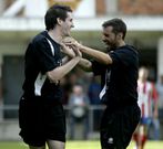 Luis Varela, izquierda, festeja con un compa�ero el 0-1 en Foz.