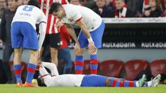 El lateral del Barcelona result lesionado durante los cuartos de final de la Copa del Rey