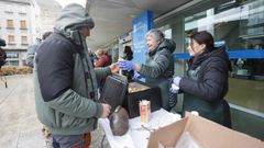 Las raciones de ternera se sirvieron ante el multiusos de la Xunta en Lugo este martes