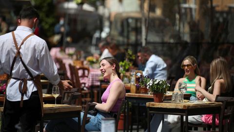 Clientes en una terraza de Roma