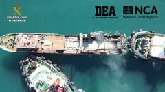 Abordaje del barco, con la coca�na en el centro de la embarcaci�n, por parte de la Guardia Civil.