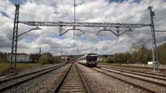Un tren de media distancia en la estaci�n ferroviaria de Canaval, en Sober