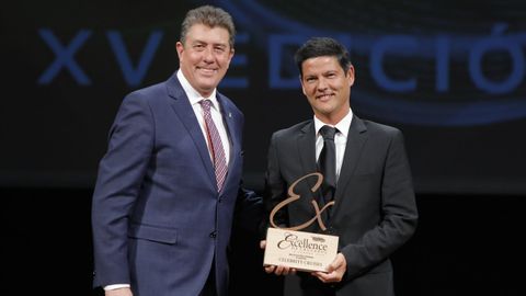 Mejor naviera premium. Juan Ignacio Borrego, primer teniente de alcaldesa y concejal de Turismo, entreg� el galard�n a Artur Pecharrom�n, jefe de ventas de Espa�a y Portugal de Celebrity Cruises.
