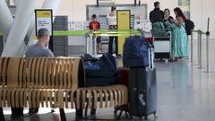 Pasajeros, este viernes, en el aeropuerto de Santiago-Rosal�a de Castro