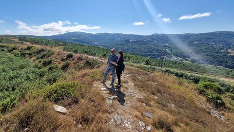 Los alcaldes de O Incio y Samos, Héctor Corujo y María Xesús López, en el castro de Formigueiros, uno de los lugares donde está previsto realizar actuaciones