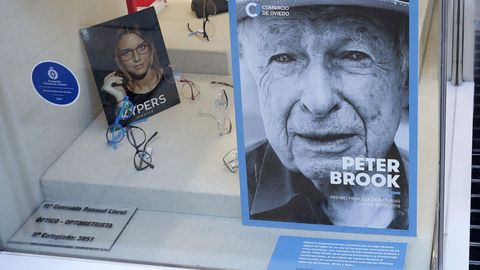 Vista de uno de los numerosos comercios de Oviedo que expone en su escaparate fotograf�as y biograf�as de los galardonados en esta edici�n de los Premios Princesa de Asturias