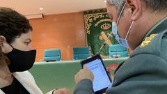 La subdelegada del Gobierno en A Coru�a, Mar�a Rivas, y el coronel Jambrina muestran el funcionamiento de las nuevas tabletas inform�ticas.