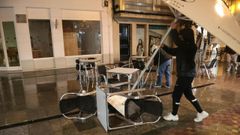 Un hostelero de Ferrol colocando el mobiliario�de su terraza, derribado por el viento